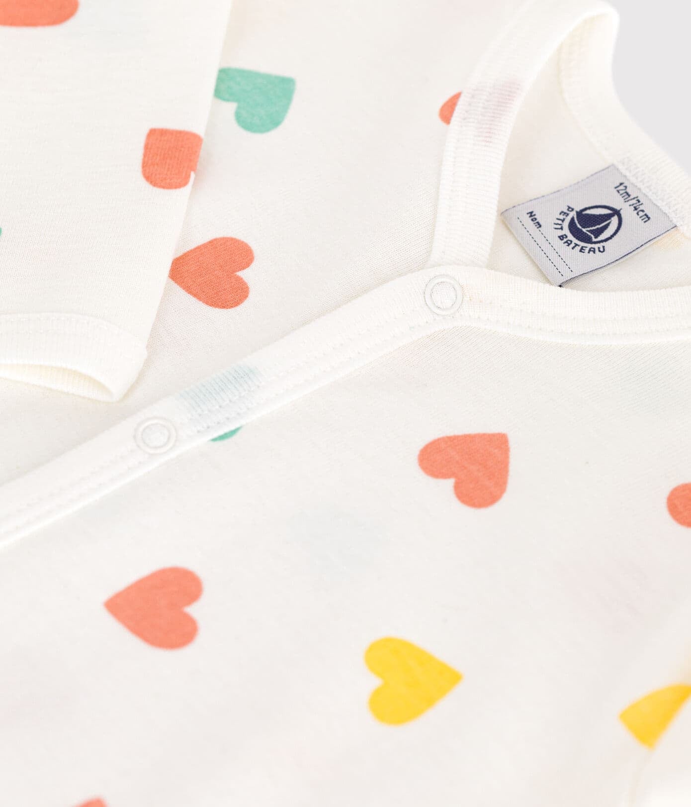 Pyjama met voetjes - gekleurde hartjes
