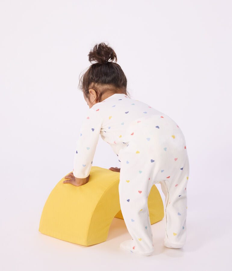 Pyjama met voetjes - gekleurde hartjes